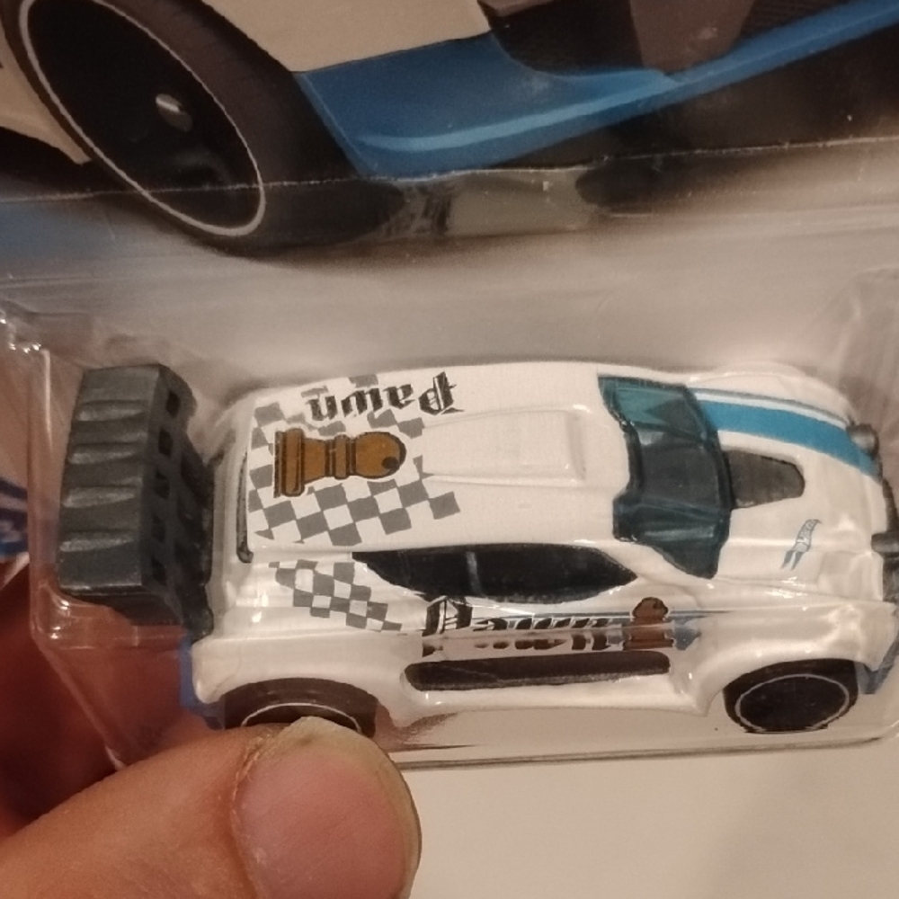 Fast 4WD Toy Car - White and Blue - Picture 5 of 8